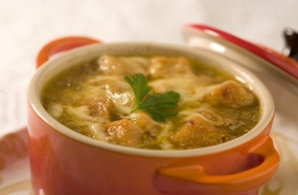 Sopa de cebola gratinada com queijo prato