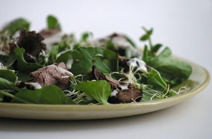 Salada de agrião com rosbife e molho de raiz-forte