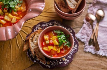 Sopa de tomate com pimentão e abobrinha (Lecso)