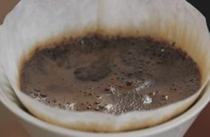 Como fazer café coado com um toque de chocolate